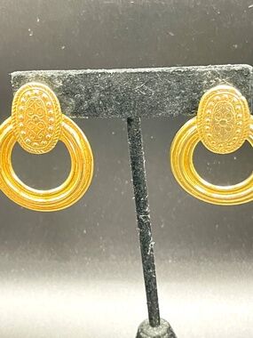 Vintage 80's Textured Gold Tone Pierced Post Door Knocker Earrings